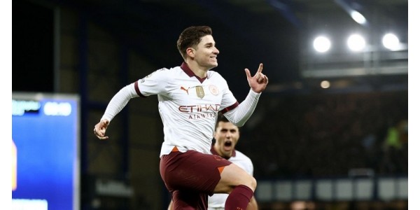 La camiseta del Manchester City de Julián Álvarez lleva el escudo del campeón del mundo